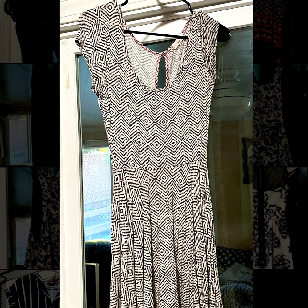 Cute, flowy black and white/ cream women’s dress. Mini, worn less than 5 times